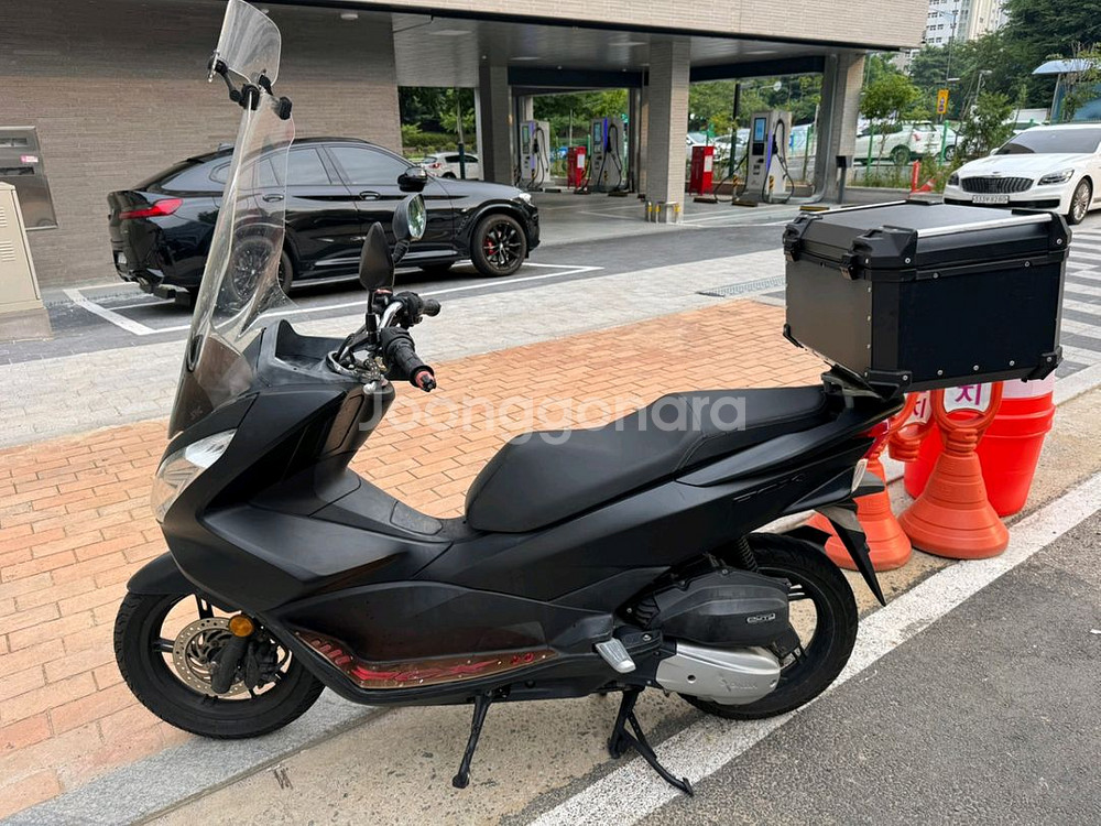 혼다 pcx125 16년 멧블랙 짧은키로수 팝니다--4
