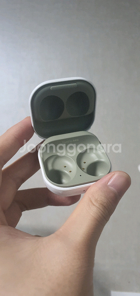 버즈 2 올리브 충전기 본체 판매합니다--0