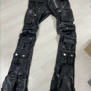 GUAPI 블랙 레더 카고 바지