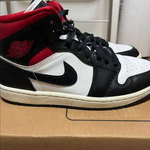 조던 1 미드 블랙 짐레드 팝니다