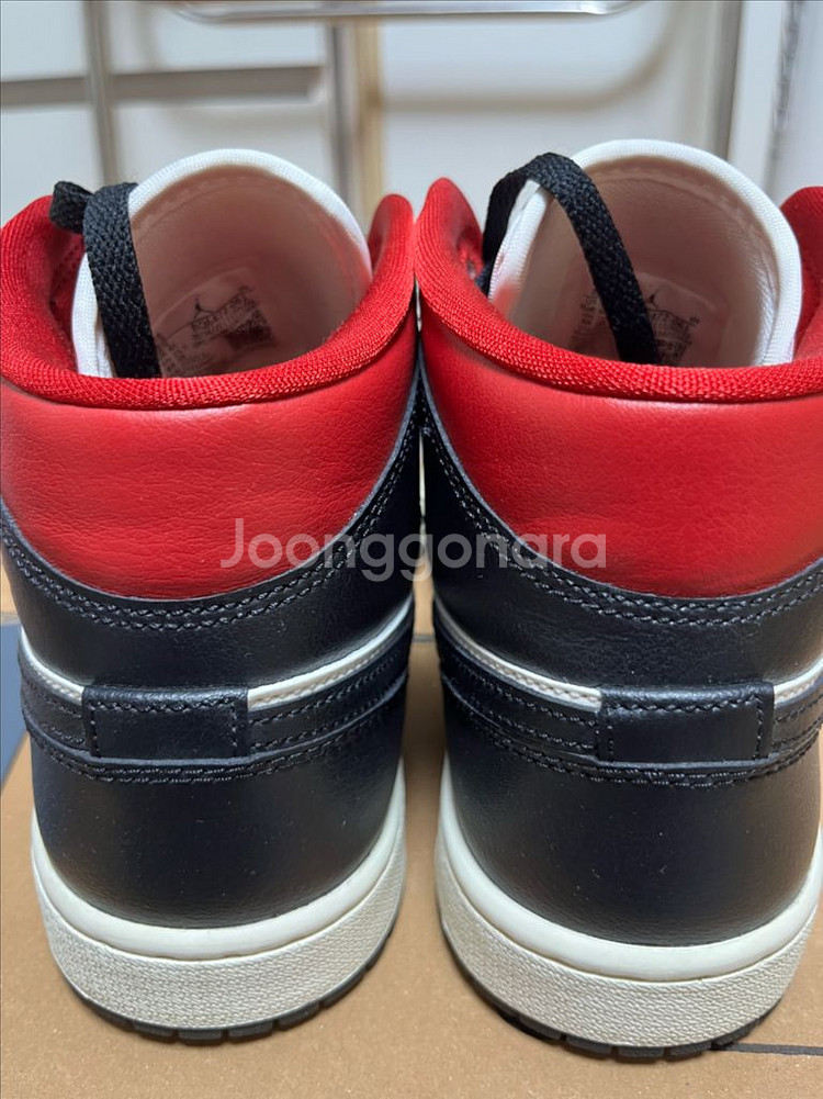 조던 1 미드 블랙 짐레드 팝니다--2