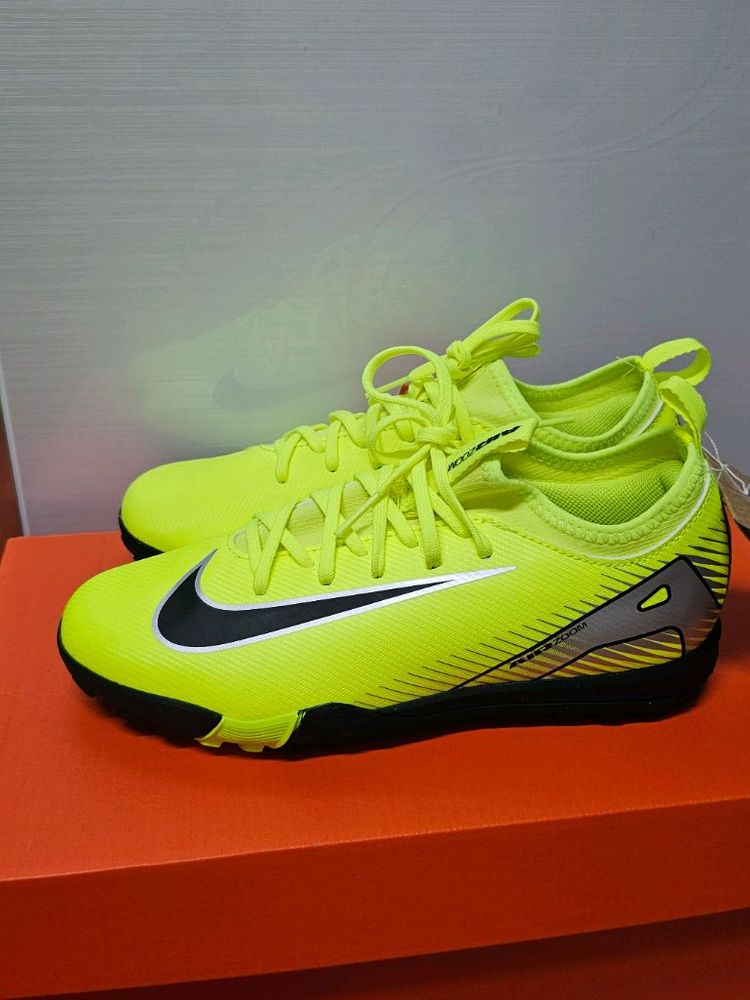 나이키 아동 축구화 풋살화 225 사이즈 새상품 TF--1