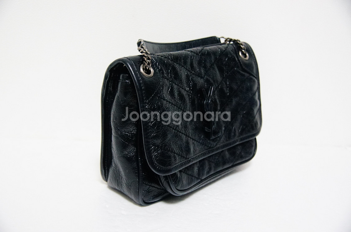 [생로랑] 크링클 가죽 니키 미디엄 숄더백팝니다.--1
