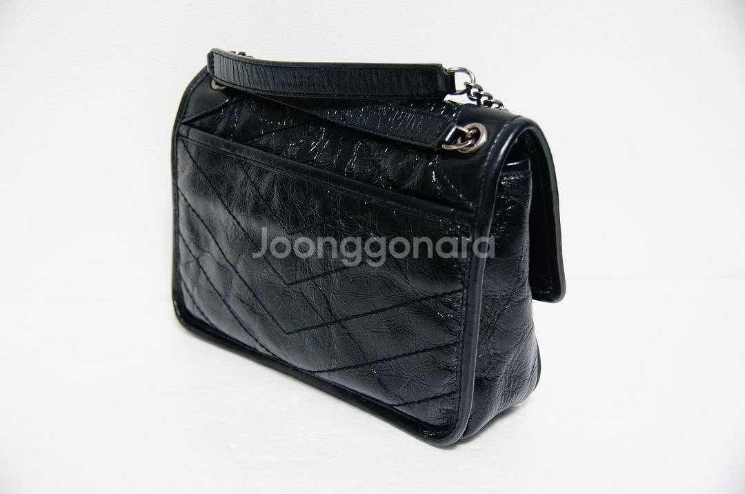 [생로랑] 크링클 가죽 니키 미디엄 숄더백팝니다.--2