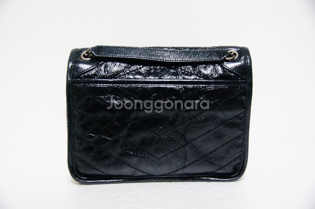 [생로랑] 크링클 가죽 니키 미디엄 숄더백팝니다.--3