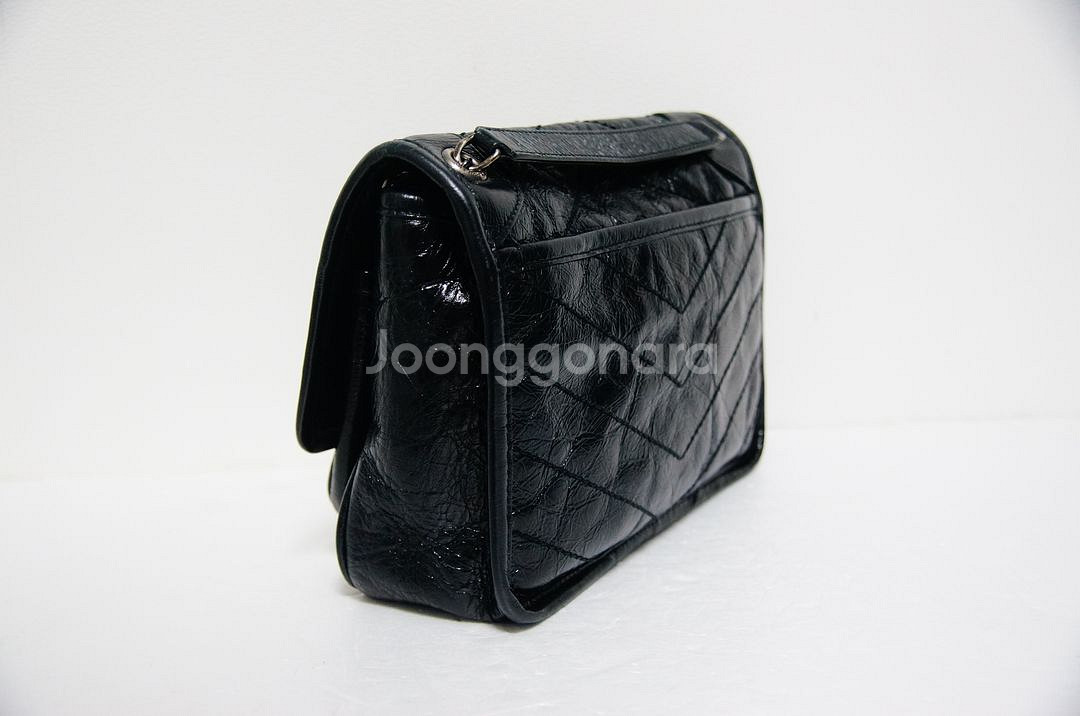 [생로랑] 크링클 가죽 니키 미디엄 숄더백팝니다.--4