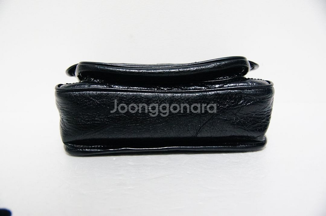 [생로랑] 크링클 가죽 니키 미디엄 숄더백팝니다.--6