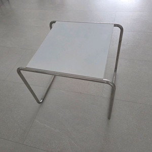 화이트 스틸 프레임 사이드 커피 테이블