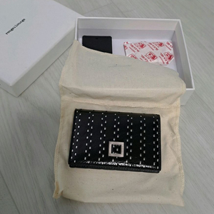 루즈앤라운지 카드지갑 새상품 판매합니다