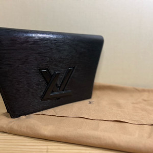 루이비통 에삐 트위스트 클러치백