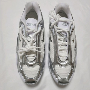 나이키 에어맥스 뮤즈 화이트 앤 메탈릭 실버