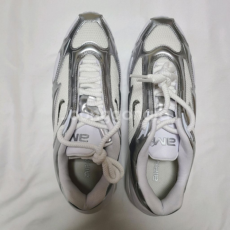 나이키 에어맥스 뮤즈 화이트 앤 메탈릭 실버--4