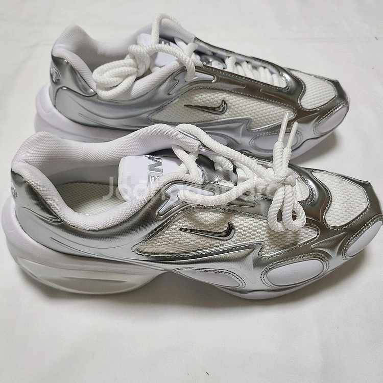 나이키 에어맥스 뮤즈 화이트 앤 메탈릭 실버--3