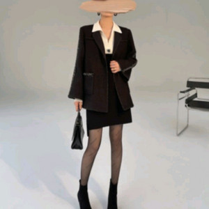 메리모드 레터링 팬던트 니트 배색 원피스