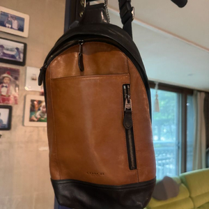 COACH 가죽 슬링백