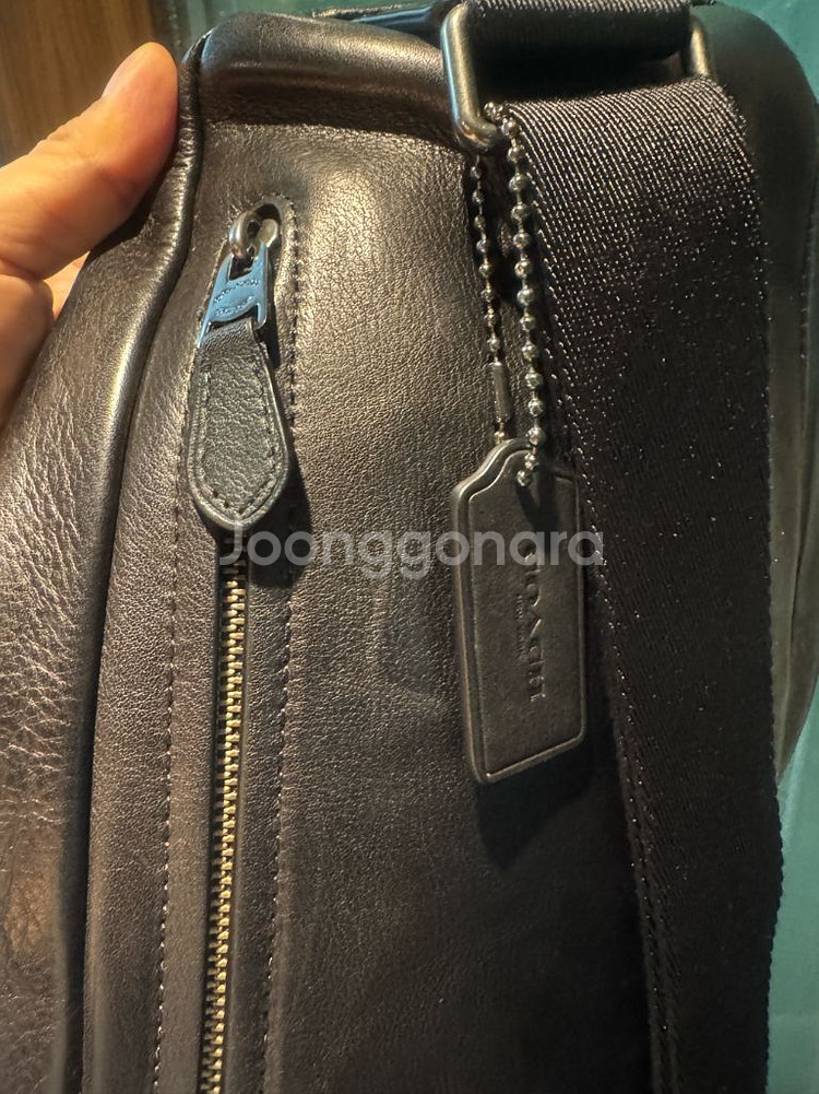 COACH 가죽 슬링백--1