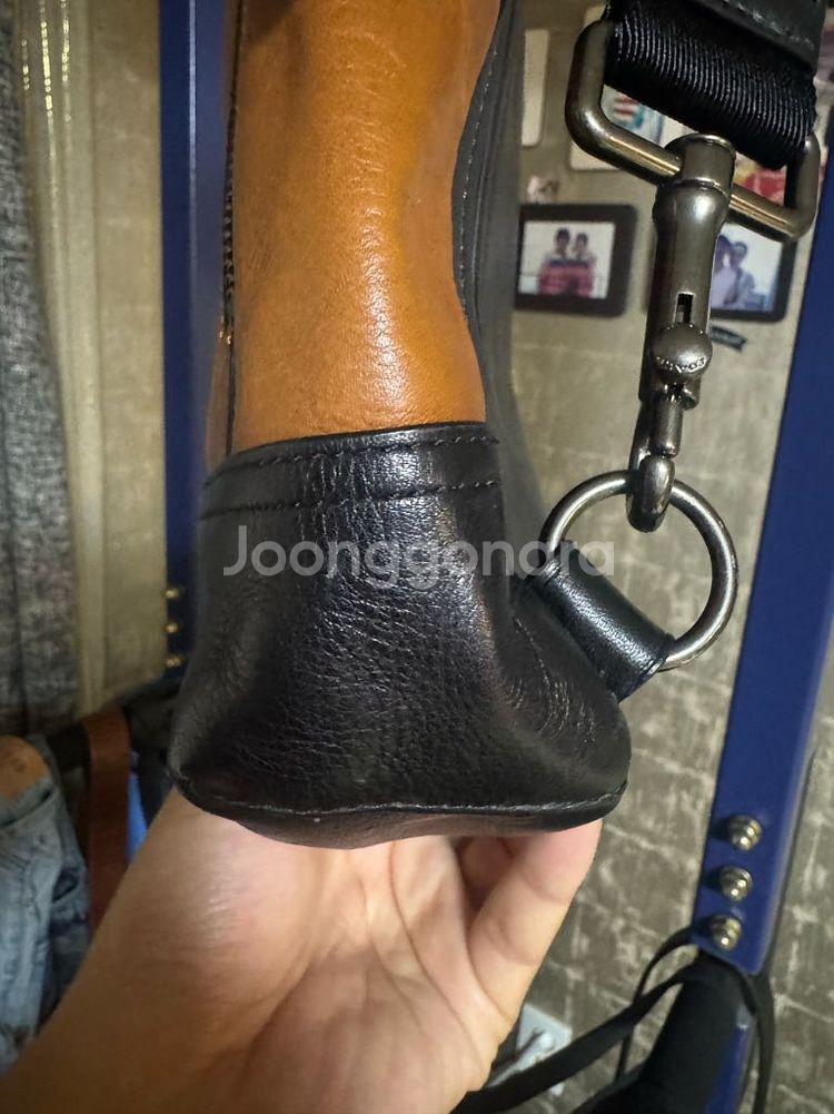 COACH 가죽 슬링백--4