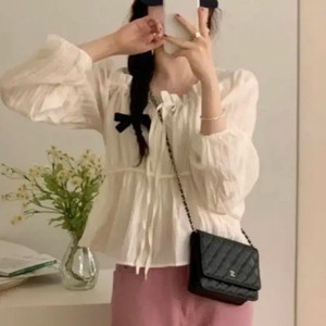 리본 블라우스 스퀘어넥 퍼프 소매