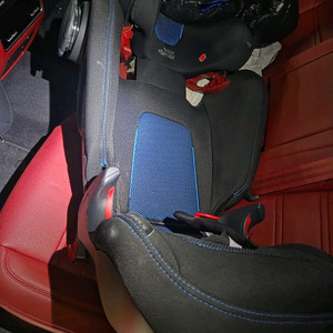 britax 카시트 5~8세 전용입니다. 2개