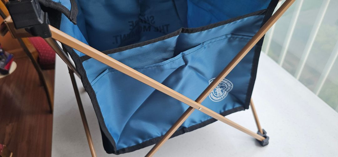 할리스 하이브로우 콜라보 멜로우 테이블 미사용품입니다. 이미지