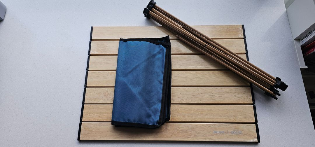 할리스 하이브로우 콜라보 멜로우 테이블 미사용품입니다. 이미지