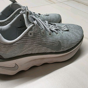 나이키 모티바 런닝화 245mm 녹색 같은 회색