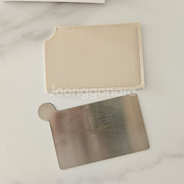 입생로랑 뷰티 VIP 기프트 가죽케이스 카드형 손거울--4