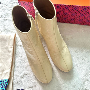 토리버치 크림색 앵클부츠 240