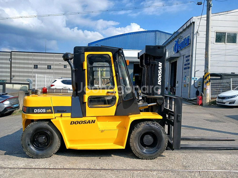 가성비짱 두산 5톤 캐빈 자동발 중고지게차 디젤지게차--7