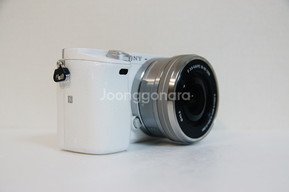[소니] A6000 화이트 미러리스 카메라팝니다.--2