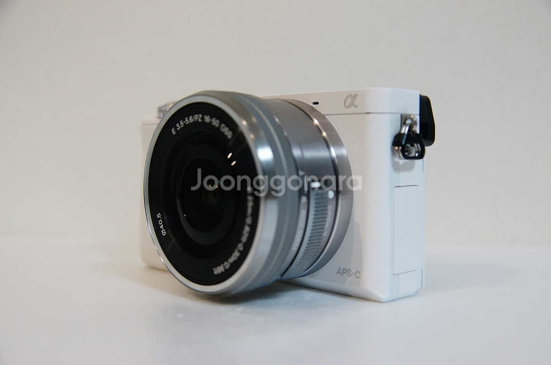 [소니] A6000 화이트 미러리스 카메라팝니다.--6