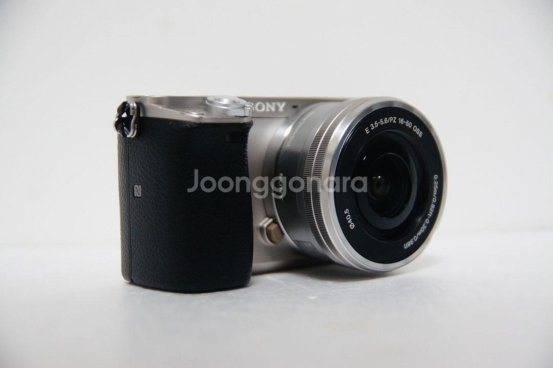 [소니] A6000 실버 미러리스 카메라 박스셋팝니다.--2