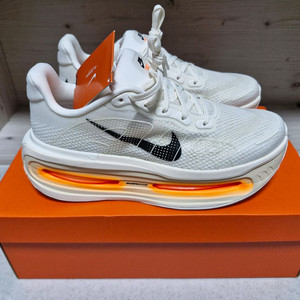 나이키 보메로 프리미엄 프로토 270