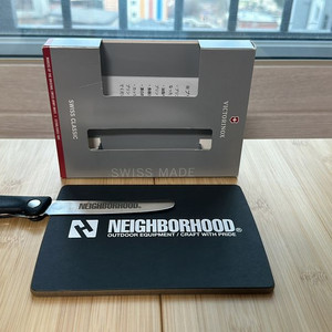 네이버후드 X 빅토리녹스 나이프 앤 컷팅보드 새제품