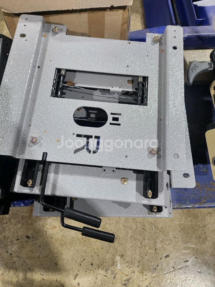 더뉴카니발올뉴카니발9인승 11자레일2열좌우브라켓판매합니--0