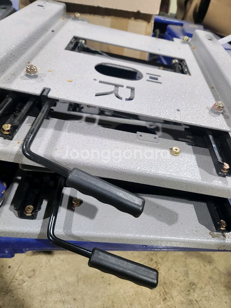 더뉴카니발올뉴카니발9인승 11자레일2열좌우브라켓판매합니--1