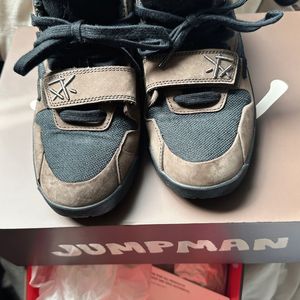 트래비스 스캇 X 조던 점프맨 잭 다크모카 (270)