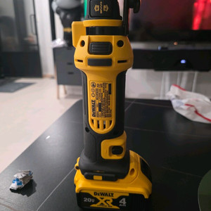 DeWalt 컷아웃 툴 DCS551N + 배터리 4.0