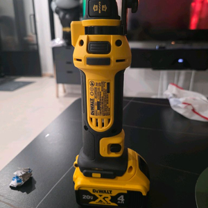 DeWalt 컷아웃 툴 DCS551N + 배터리 4.0
