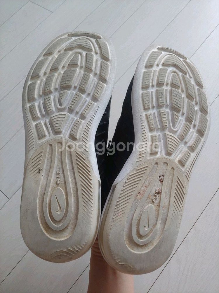 나이키 에어맥스 엑시스 검흰 245사이즈(반값택포)--3