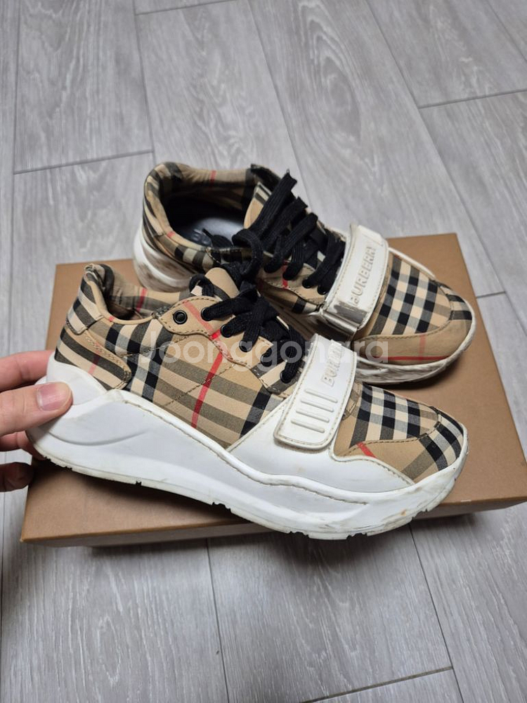 정품 백화점판 버버리 스니커즈 37 235-240--3