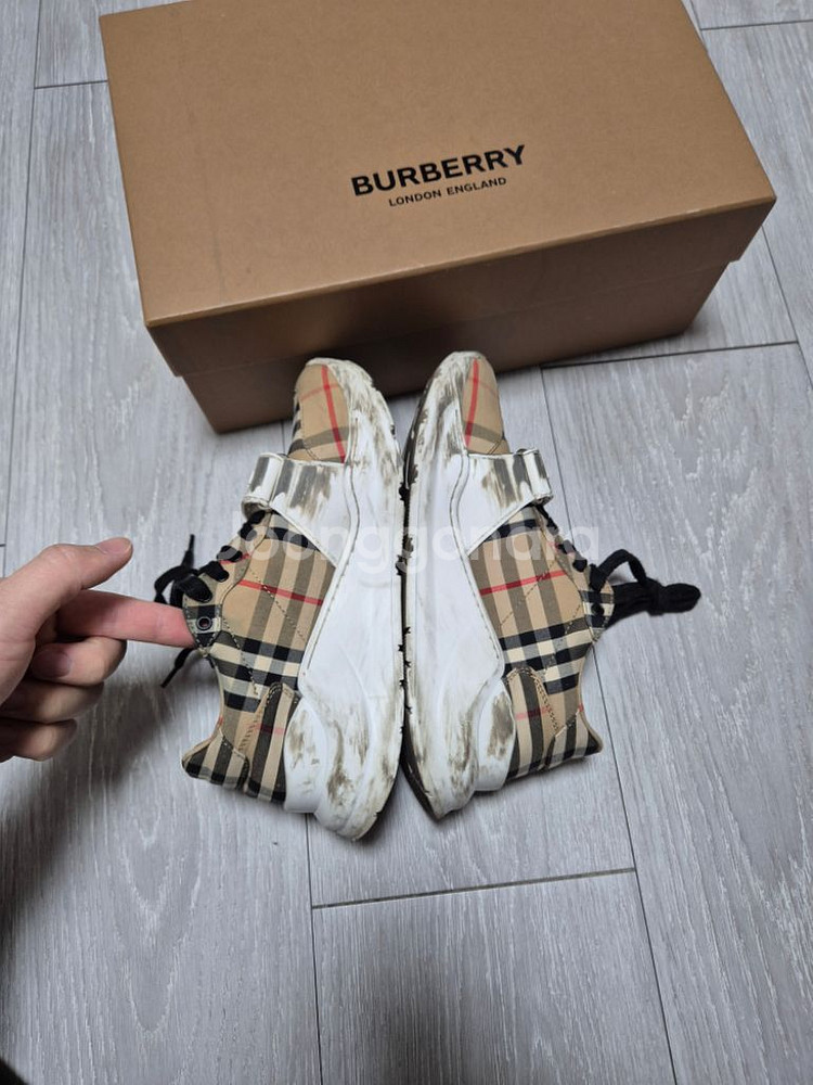 정품 백화점판 버버리 스니커즈 37 235-240--4