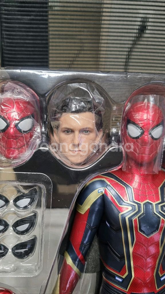 핫토이 인피니티 워 아이언 스파이더맨--1