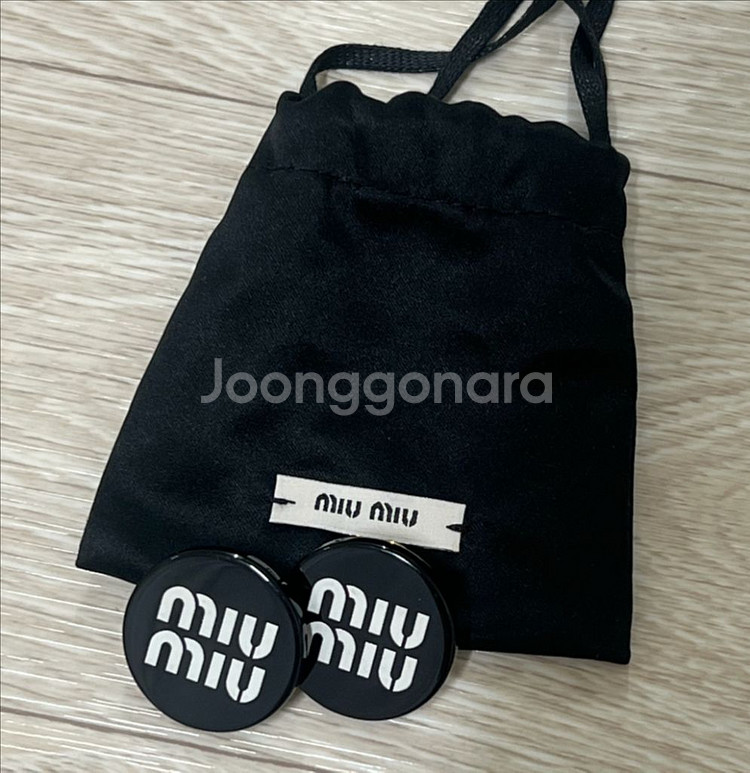 정품 MIUMIU 미우미우 귀걸이 파우치 포함--1