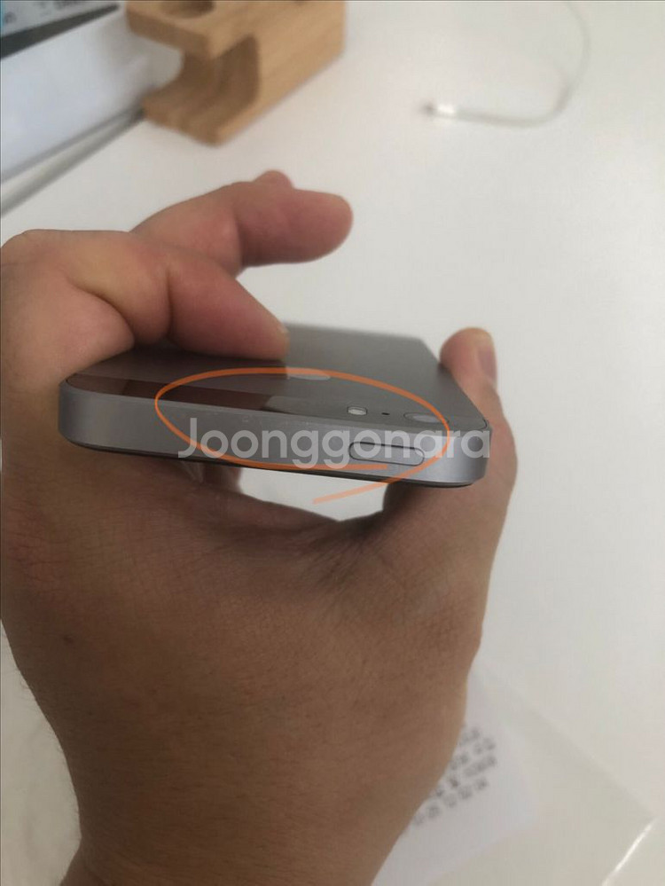 25.10.25순정정품S급아이폰se1스페이스그레이64기배터리100퍼--6