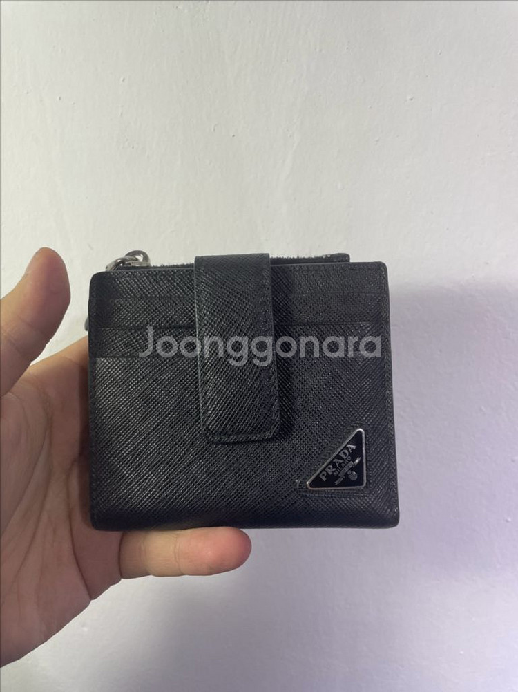 프라다 지퍼반지갑--1