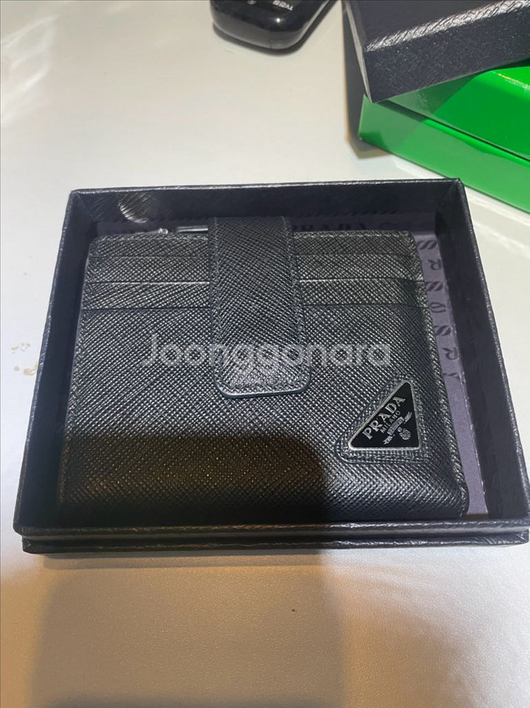 프라다 지퍼반지갑--0