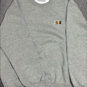 칼하트 WIP x 아이앱 스튜디오 포켓 스웨트셔츠