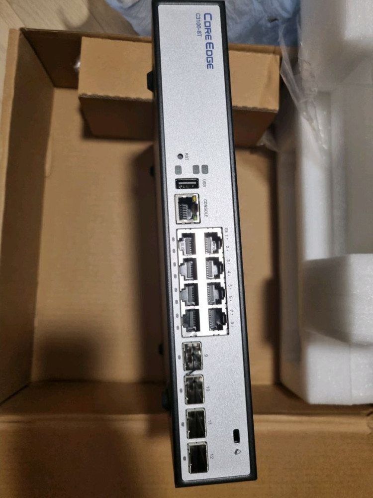 코어엣지 C3100-8T 기가 8포트 스위치 허브입니다--1