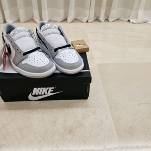 [255] 조던 1 로우 OG 울프 그레이 앤 화이트